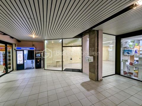 Local commercial / Professionnel situ&eacute; au centre commercial de Saint-Georges-de-Reintembault 33000 35420 Saint georges de reintembault