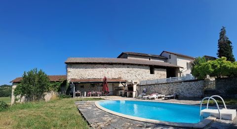   Corps de ferme en partie rnov avec piscine - surface totale couverte environ 500 m2 Maison - 5 pice(s) - 141 m