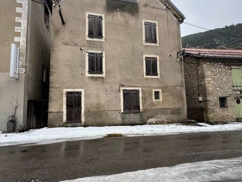   Grande maison de village ind�pendante � r�nover � 257 m� � Fort potentiel � Saint-Julien-en-Beauch�ne Maison - 11 pi�ce(s) - 257 m�