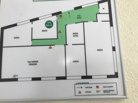 Dpt Dordogne (24), &agrave; louer P&Eacute;RIGUEUX Quartier des affaires 190 m&sup2; Bureaux, salle de r&eacute;union, parking 1790 24000 Perigueux