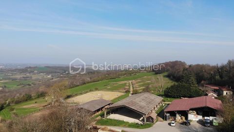   DOMAINE EQUESTRE EN ACTIVITE SUR 9,5 HA - Drome (26) Maison - 8 pi�ce(s) - 275 m�