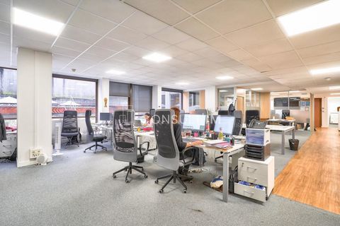 A SAISIR, au pied de l'A13, bureaux &agrave; louer en tr&egrave;s bon &eacute;tat 12132 92210 Saint cloud