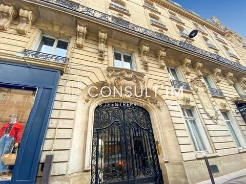 Bureaux avec parquet, moulures, chemin&eacute;es et vue sur cour arbor&eacute;e 3663 75017 Paris
