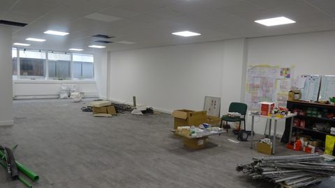 bureau r&eacute;nov&eacute; de 299 m2 &agrave; vendre &agrave; Cergy au prix de 453000 euros 453000 95000 Cergy