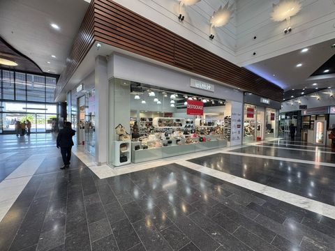 A VENDRE DROIT AU BAIL, d'une surface commerciale exceptionnelle  au centre de FAMILY PLAZA 3250 97351 Matoury