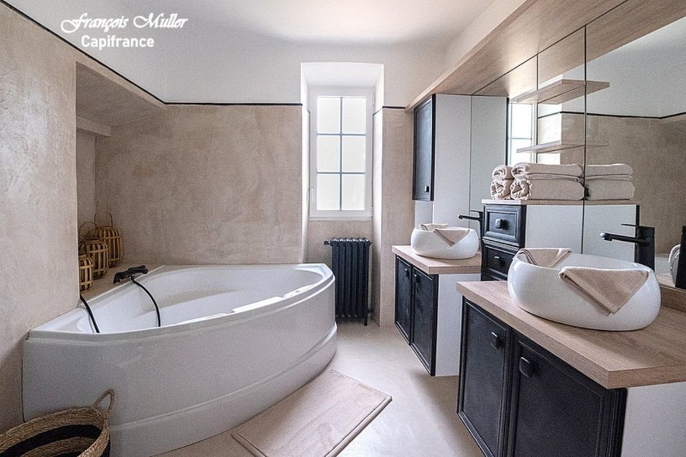 � vendre  Propri�t�/ch�teau Les M�es (04190)