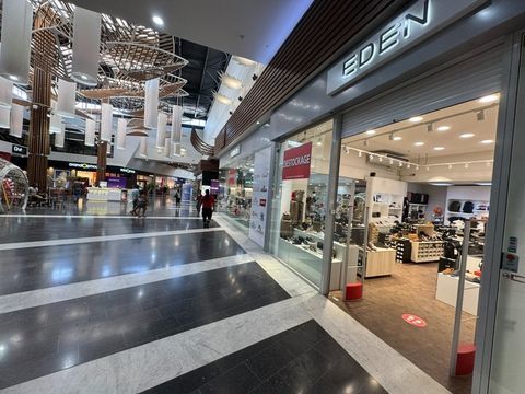 Investissement d'exception : deux cellules commerciales de 100 m&sup2; id&eacute;alement situ&eacute;es au c�ur de Family Plaza 180000 97351 Matoury