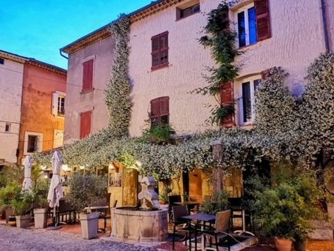 Dpt  (83), &agrave; vendre Restaurant Murs et Fonds de commerce au coeur d'un village du Var Pays de Fayence 599000 83440 Montauroux