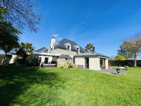   Dinard � �l�gante propri�t� r�nov�e de 252�m� avec maison d'amis, double garage et jardin paysager clos de 1�700�m� Maison - 10 pi�ce(s) - 252 m�