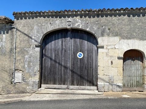   Corps d'ancienne ferme, en pierres, de 350 m2, � am�nager, avec maisonnette attenante pr�te � habiter Maison - 7 pi�ce(s) - 358 m�