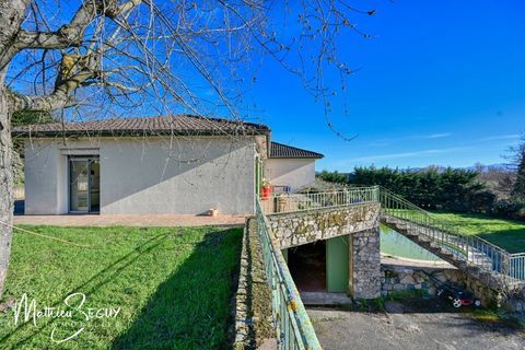   MORNANT LES PLATIERES - Maison de 185 m� en zone Ui avec potentiel de local artisanal Maison - 6 pi�ce(s) - 142 m�