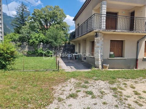   Grande maison avec garage, 2 logements et 530 m� de terrain constructible Maison - 14 pi�ce(s) - 290 m�