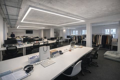 Bureaux climatis&eacute;s en duplex &agrave; louer avec cour privative et triple acc&egrave;s directs sur rue 54220 75007 Paris