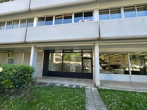 Bureau &agrave; louer TASSIN LA DEMI LUNE (69) id&eacute;alement situ&eacute; au PHARE &agrave; Tassin d'une surface de 45 m&sup2; environ 890 69160 Tassin la demi lune