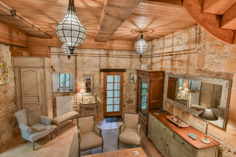   Maison de village atypique , 125m2, 3 chambres, petite garage, piscine et jardin  +/- 500M2 Maison - 6 pi�ce(s) - 125 m�