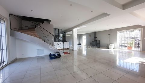   CHATEAUNEUF LES MARTIGUES : Maison 267m� avec piscine + locaux professionnels 280m� Maison - 10 pi�ce(s) - 267 m�