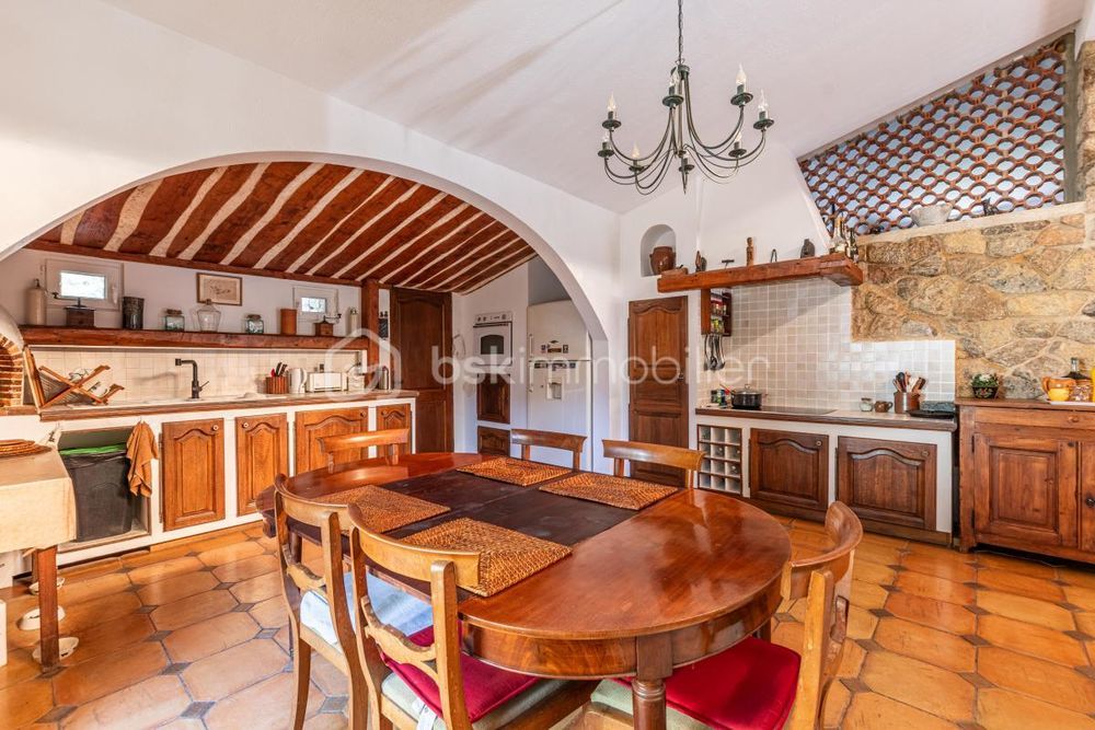 � vendre  Propri�t�/ch�teau M�ounes-l�s-Montrieux (83136)