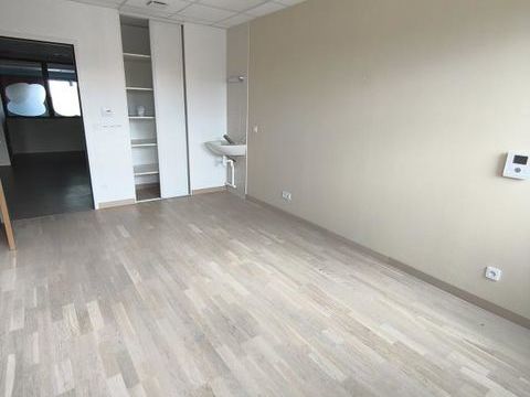 ST DENIS LES BOURG - Local d'activit&eacute;s 339 01000 Saint denis les bourg