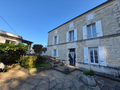   Maison � vendre 6 pi�ces SAINT SAVINIEN (17) Maison - 6 pi�ce(s) - 139 m�