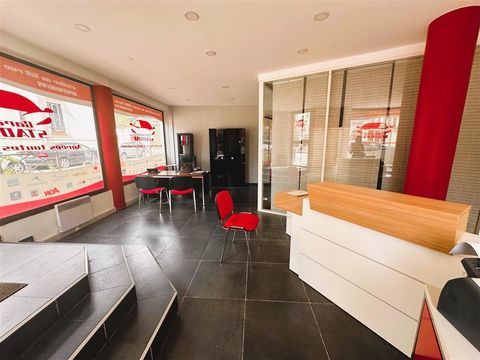 Boutique d'angle lumineuse avec beau lin&eacute;aire de vitrine et tr&egrave;s bel espace de vente 1678 75020 Paris