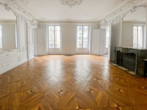 Bureaux avec belle hauteur sous plafond et balcon 7004 75008 Paris