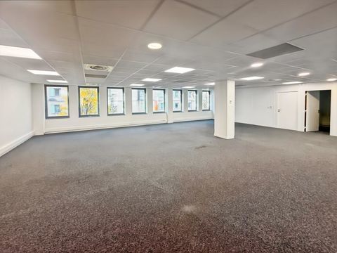 Consult'im vous propose une surface &agrave; louer &agrave; proximit&eacute; de la ligne 13 "Mairie de Clichy" 5272 92110 Clichy