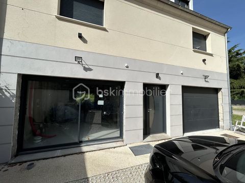 SUR LA NATIONALE 19 - Local commercial neuf de 87 m2 avec plusieurs parkings, terrasse et jardin. Proche mairie ! 2000 77170 Brie comte robert