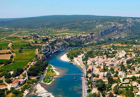 SAINT MARTIN D ARDECHE / LOCAL COMMERCIAL / TERRASSE / PARKING 13 places 160000 07700 Saint martin d ardeche