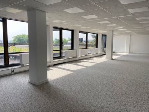 Au pied de l'A13 et &agrave; proximit&eacute; du m&eacute;tro Pont de St Cloud 6300 92210 Saint cloud