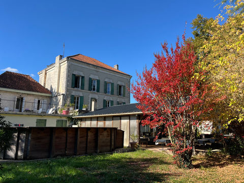 Vente des murs d'un immeuble exploit&eacute; en h&ocirc;tel-restaurant Saint-Aigulin (17360) 290000 17360 Saint aigulin