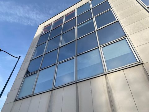 Locaux d'activit&eacute; situ&eacute;s &agrave; proximit&eacute; de l'acc&egrave;s au P&eacute;riph&eacute;rique 8325 93500 Pantin