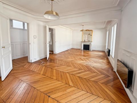 M&eacute;tro &Eacute;tienne Marcel, Bureaux de 61m&sup2; dans un immeuble de standing avec ascenseur et balcon filant 3399 75001 Paris