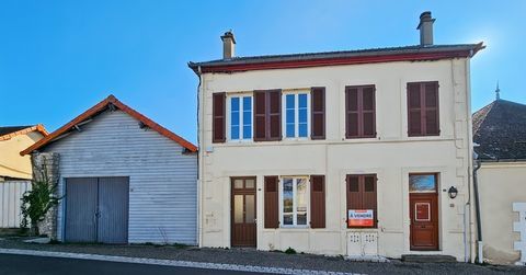   Maison de bourg avec grange et petit terrain � Besson (03) Maison - 6 pi�ce(s) - 128 m�
