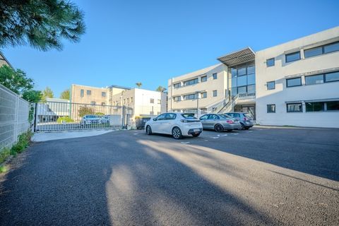 Local/bureau &agrave; louer LA ROCHELLE- 4 places de parking privatives et s&eacute;curis&eacute;es 2200 17000 La rochelle