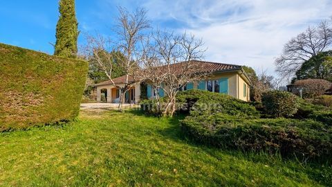   Hautefort, maison familiale, 4 chambres, avec piscine Maison - 6 pi�ce(s) - 150 m�