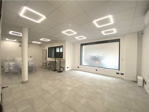 Local r&eacute;nov&eacute; et climatis&eacute; en acc&egrave;s direct sur rue 3100000 75017 Paris