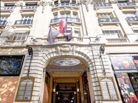 Boutique en location au coeur d'une galerie sur la celebre Avenue des Champs Elys&eacute;es 4500 75008 Paris