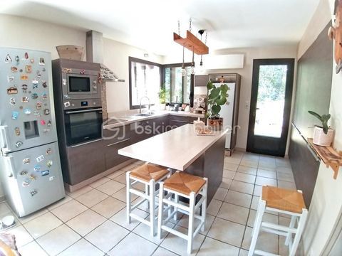   Grande maison d'environ 170 m� situ�e � Saint-Julien-en-Born (40170) sur un terrain de 1200 m� Maison - 6 pi�ce(s) - 170 m�