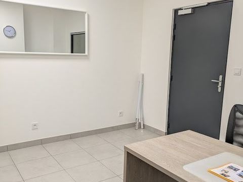 Dpt Is&egrave;re (38), &agrave; louer BOURGOIN JALLIEU bureau 15 m&sup2; 416 38300 Bourgoin jallieu