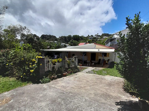   CHARMANTE CASE CREOLE 4 PIECES Maison - 4 pi�ce(s) - 98 m�