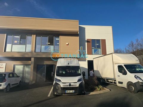 My Transac vous propose &agrave; la location un local d'activit&eacute; et bureaux mixte de 221m&sup2; avec bureaux ultra lumineux et climatisation 2 77600 Bussy-saint-georges
