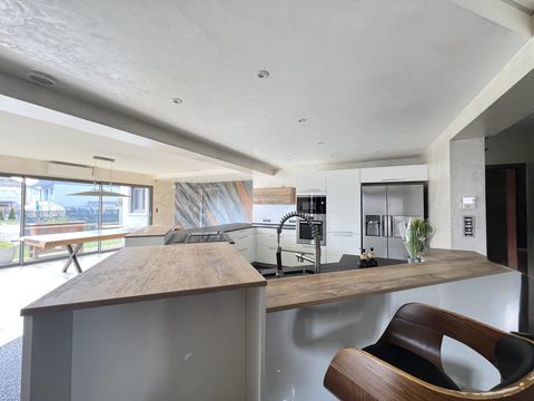   Une signature �l�gante, r�v�l�e par la lumi�re, les volumes et la qualit� des prestations. Maison - 7 pi�ce(s) - 166 m�