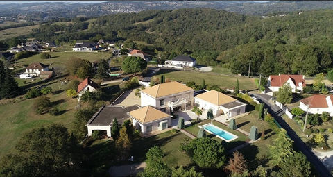   USSAC Propri�t� de prestige de 2004 de 13 pi�ces d'environ 630 m2 habitables sur 56.50 ares Propri�t�/ch�teau - 15 + pi�ce(s) - 684 m�