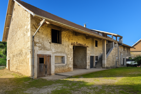   Massignieu-de-Rives : maison en pierres 120 m2 + 240 m2 de d�pendances sur 3045 m2 Ferme - 4 pi�ce(s) - 120 m�