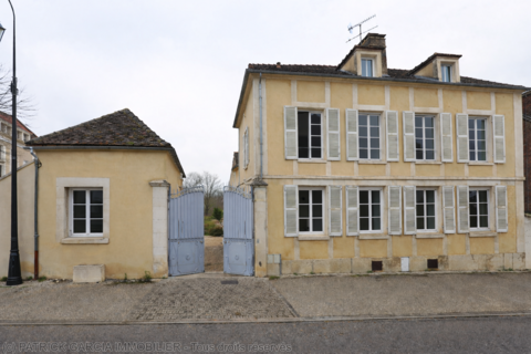   Demeure de caract�re avec piscine chauff�e, jacuzzi et sauna   proche Auxerre Maison - 10 pi�ce(s) - 250 m�