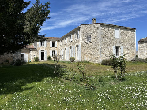   Demeure charentaise � Saint Romain de Benet 380m2. Maison - 11 pi�ce(s) - 380 m�