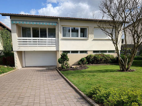   Maison F6 de 158m2 sur un terrain de 6 ares Maison - 7 pi�ce(s) - 158 m�