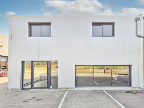 Emplacement No1 &agrave; BELLEY : local commercial 325 m2 + parkings 450000 01300 Belley