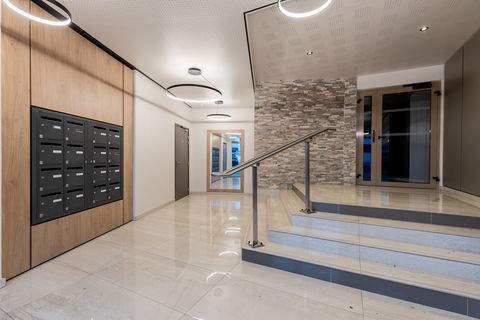   RARE � LA LOCATION ! APPARTEMENT EN ATTIQUE 120 M2 3 CHAMBRES 3 SALLES D'EAU AVEC TERRASSE 140 M2 2 GARAGES Appartement - 5 pi�ce(s) - 120 m�