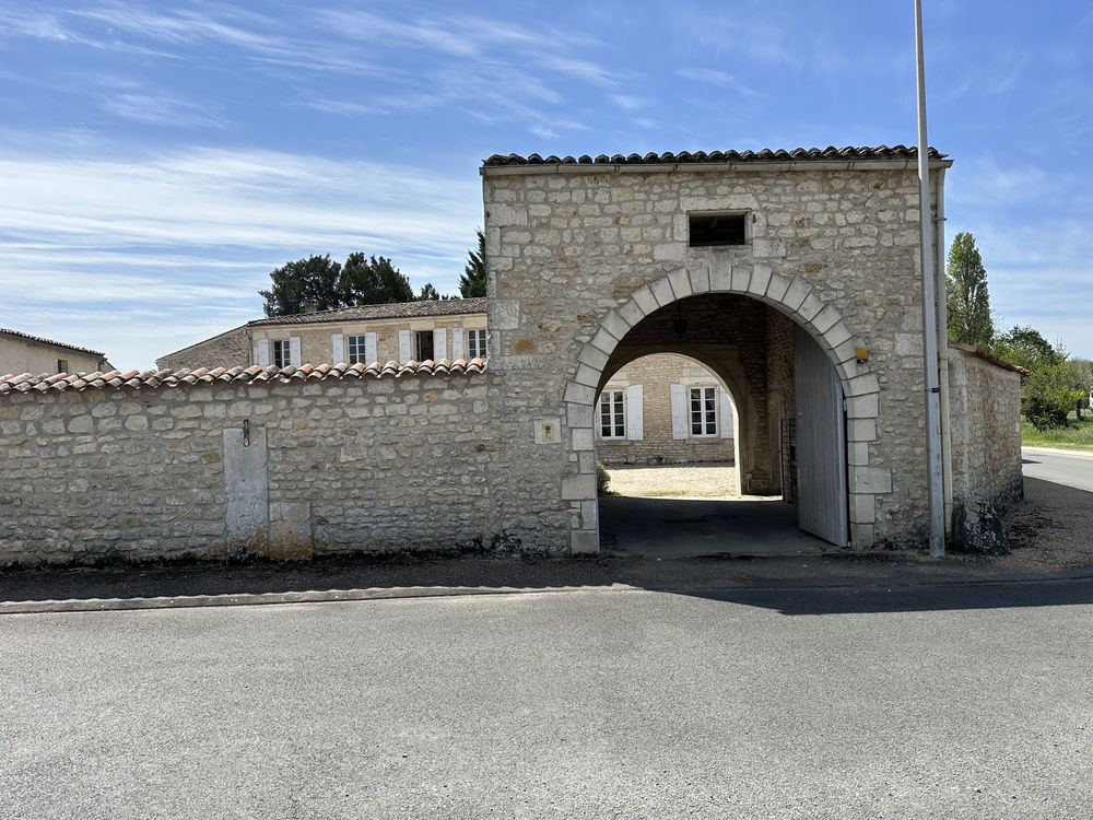 � vendre  Maison Saint-Romain-de-Benet (17600)